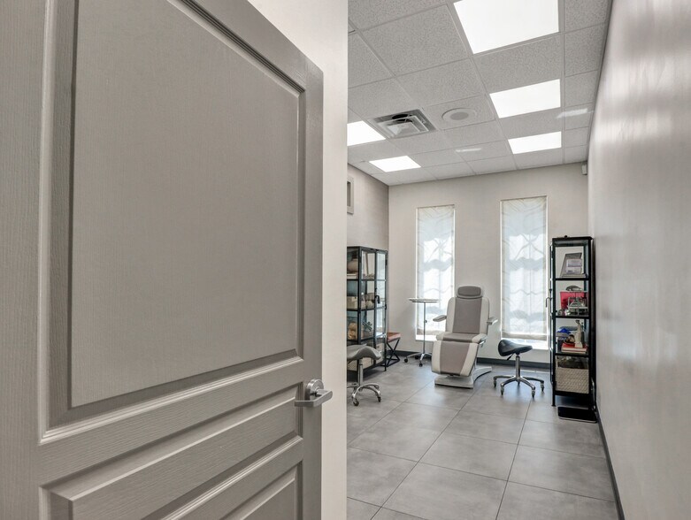 2615 W Swann Ave, Tampa, FL for lease - Interior Photo - Image 2 of 18