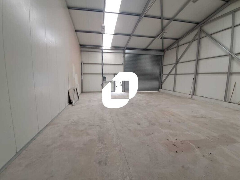 Flex in Saint Germain Les Arpajon for lease - Interior Photo - Image 3 of 6
