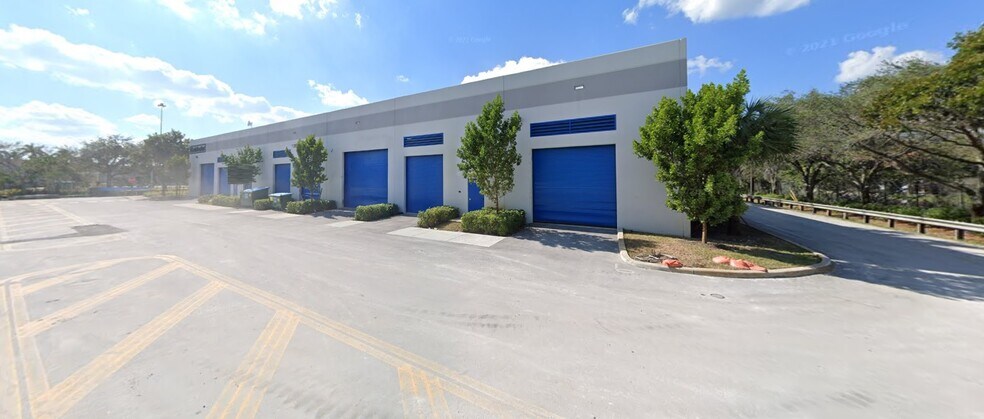 7451 Riviera Blvd, Miramar, FL à louer - Photo du bâtiment - Image 2 de 3