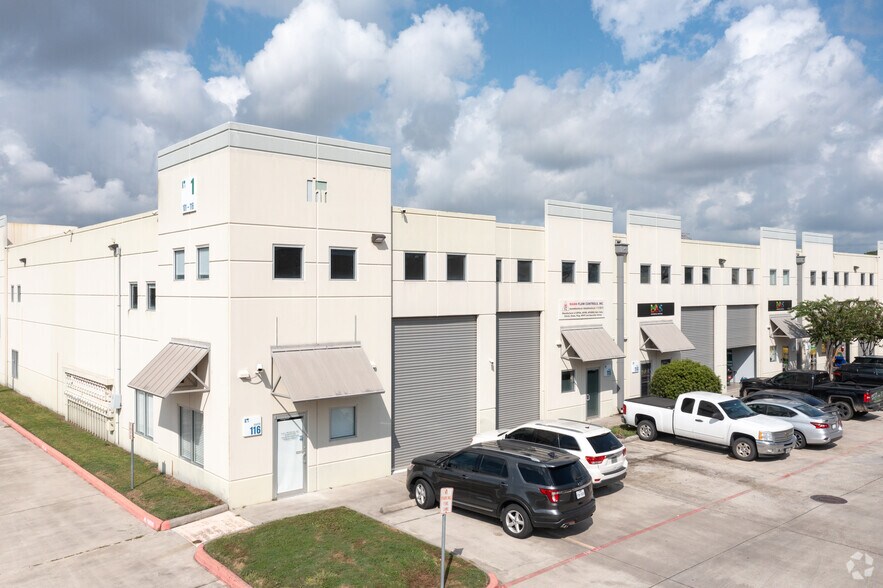 5750 N Sam Houston Pky E, Houston, TX à louer - Photo du bâtiment - Image 1 de 6