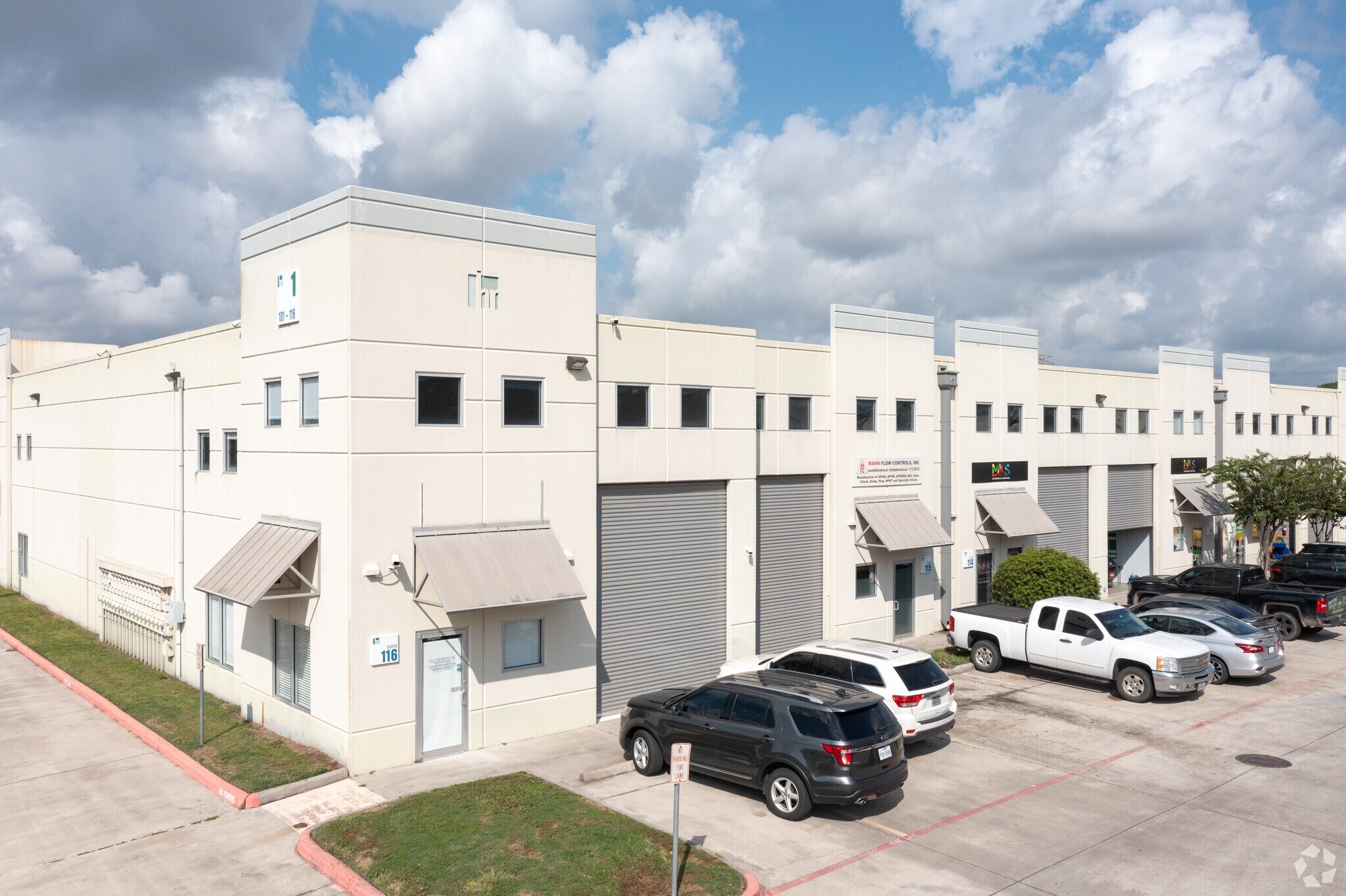 5750 N Sam Houston Pky E, Houston, TX à louer Photo du bâtiment- Image 1 de 7
