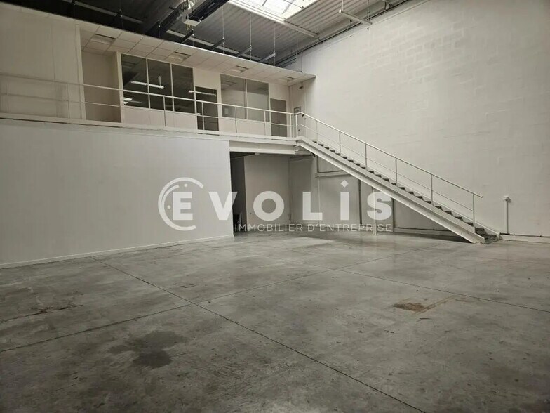 Flex in Palaiseau for lease - Interior Photo - Image 3 of 8