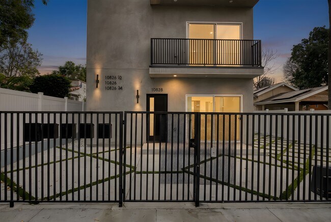 Plus de détails pour 10826 Hesby St, North Hollywood, CA - Multi-résidentiel à vendre