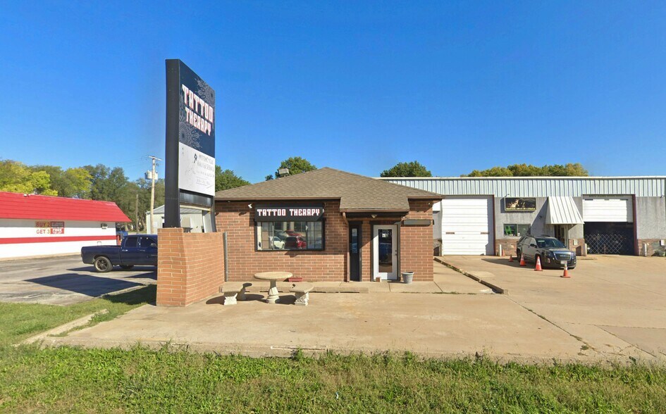 105 N Chestnut St/ 230 E North Ave portefeuille de 2 propriétés à vendre sur LoopNet.ca - Photo du bâtiment - Image 3 de 8