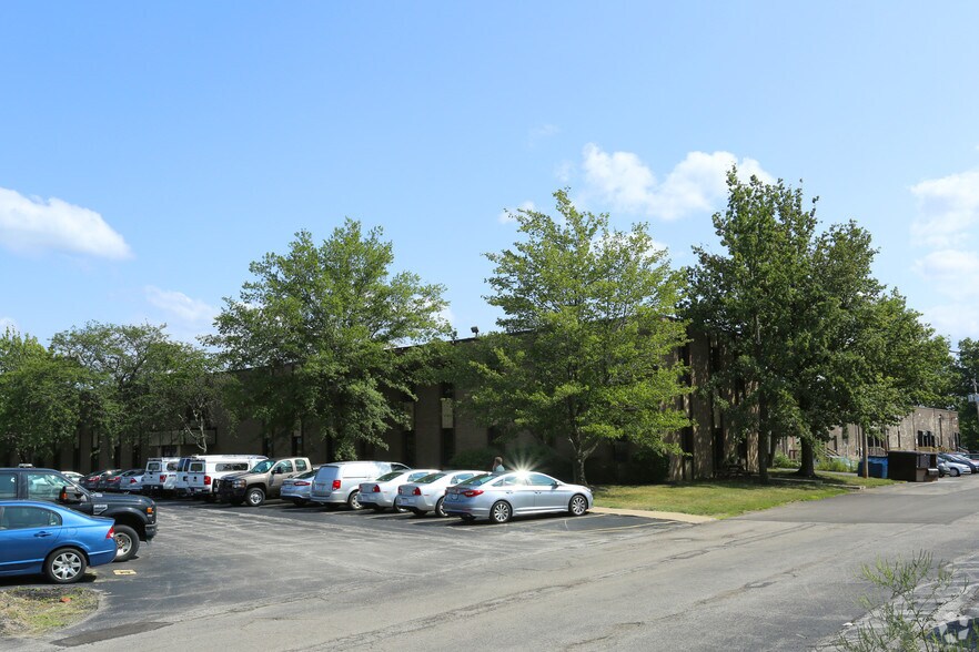 2110-2130 E Aurora Rd, Twinsburg, OH à vendre - Photo du bâtiment - Image 3 de 7