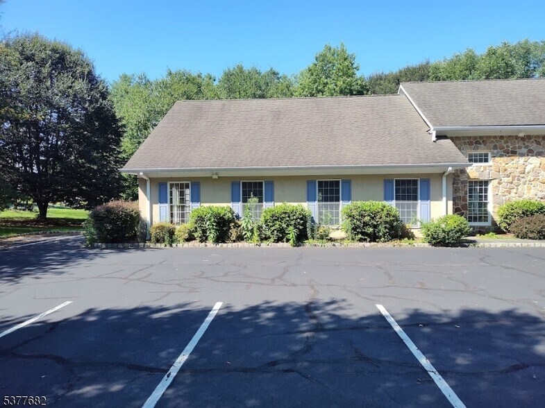 1 Brookfield Glen Dr, Belvidere, NJ à louer - Photo du bâtiment - Image 2 de 8