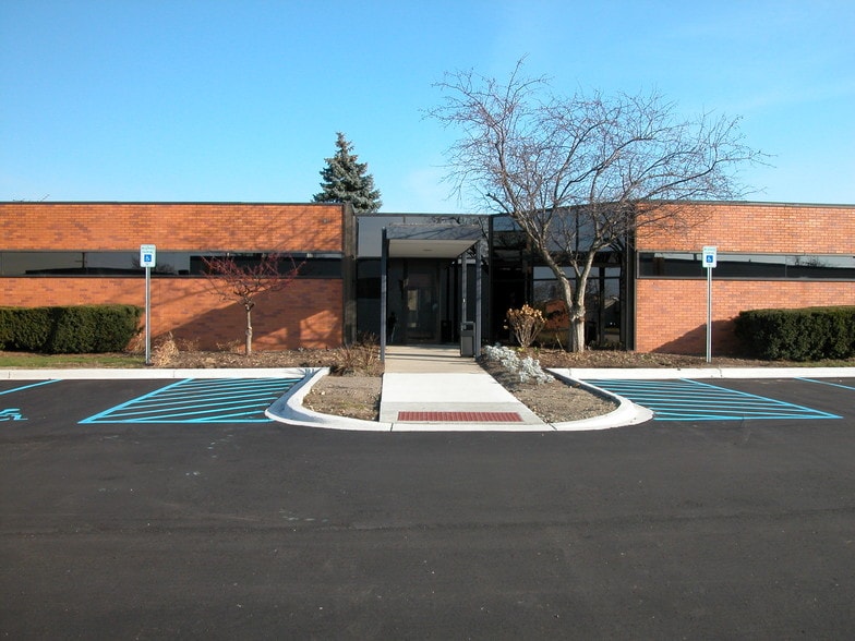 909 W Maple Rd, Clawson, MI à louer - Photo du bâtiment - Image 2 de 6