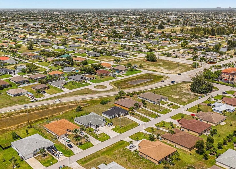 1319 SE 23rd Pl, Cape Coral, FL à vendre - Photo du bâtiment - Image 2 de 2