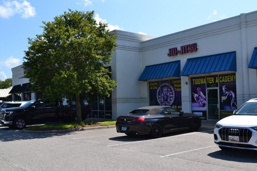 2861-2865 Lynnhaven Dr, Virginia Beach, VA for lease - Building Photo - Image 2 of 3