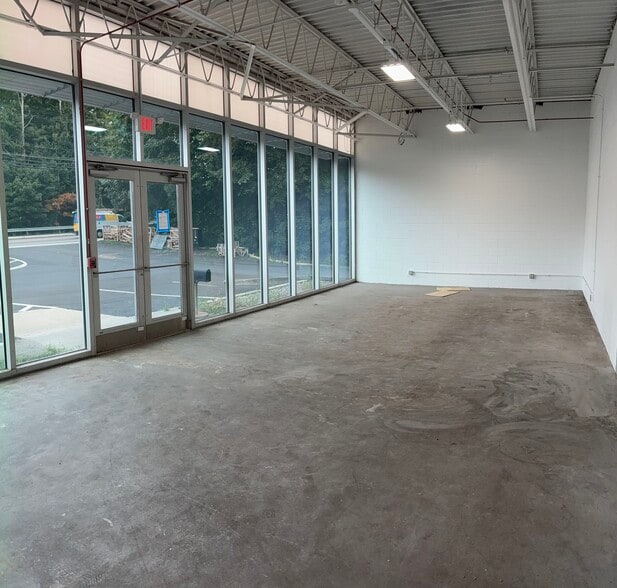 145 Union St, Holbrook, MA à louer - Photo du bâtiment - Image 2 de 18