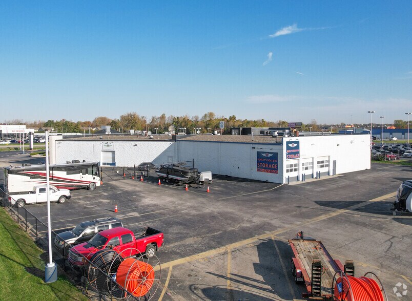 5303 W Pike Plaza Rd, Indianapolis, IN à louer - Photo du bâtiment - Image 3 de 20
