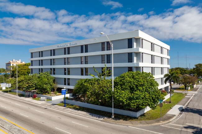 Plus de détails pour 111 NW 183rd St, Miami, FL - Plusieurs types d'espaces à louer