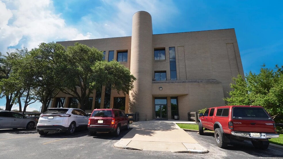 300 Highland Mall Blvd, Austin, TX for lease - Building Photo - Image 2 of 7