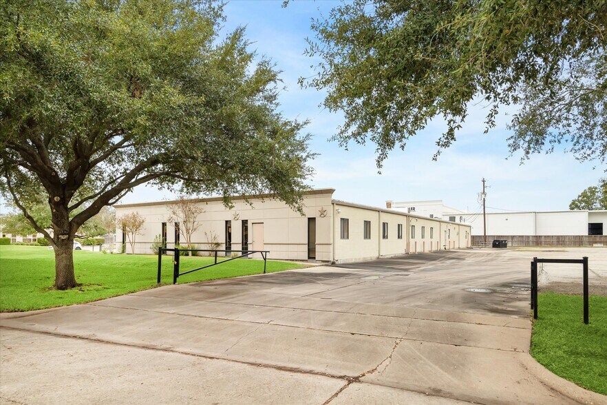 1702 Townhurst Dr, Houston, TX à louer - Photo du bâtiment - Image 2 de 11