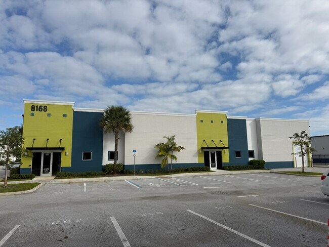 Plus de détails pour 8172 SW Jack James Dr, Stuart, FL - Industriel à louer