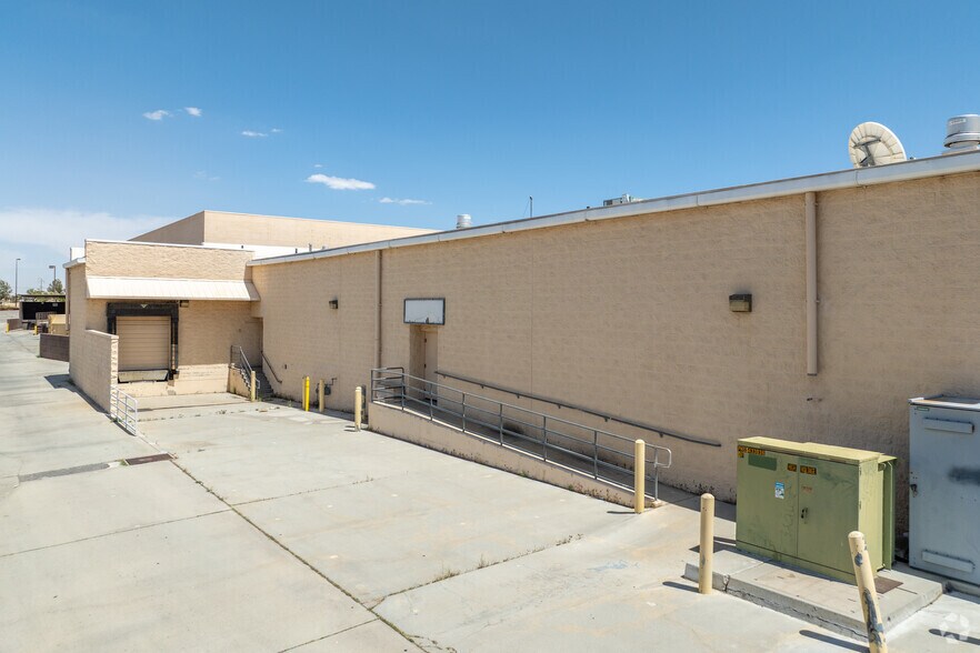 57930-58132 29 Palms Hwy, Yucca Valley, CA for lease - Building Photo - Image 2 of 8
