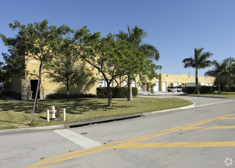 15075 SW 137th St, Miami, FL à louer - Photo du bâtiment - Image 2 de 37