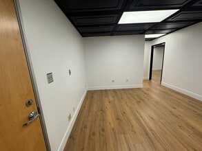 15928 Ventura Blvd, Encino, CA à louer Photo du bâtiment- Image 2 de 3