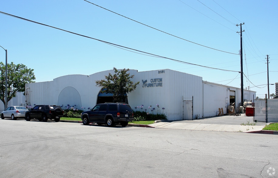 2151 S DuPont Dr, Anaheim, CA for lease - Building Photo - Image 3 of 6