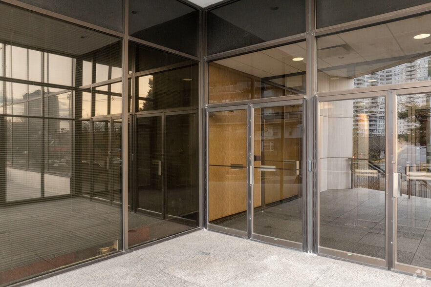 2050 Center Ave, Fort Lee, NJ à louer - Photo du bâtiment - Image 3 de 6