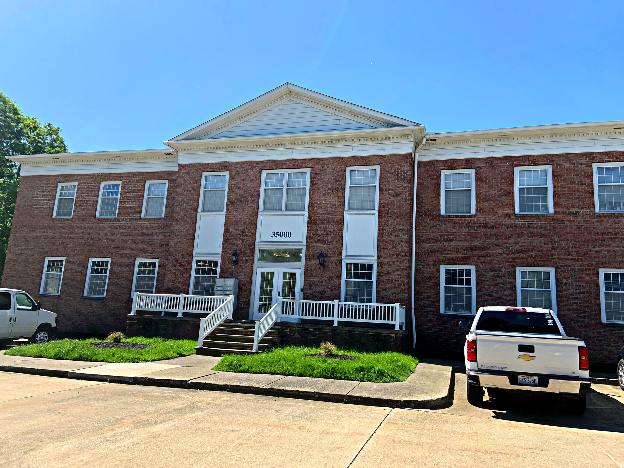 35000 Chardon Rd, Willoughby Hills, OH for lease Building Photo- Image 1 of 9