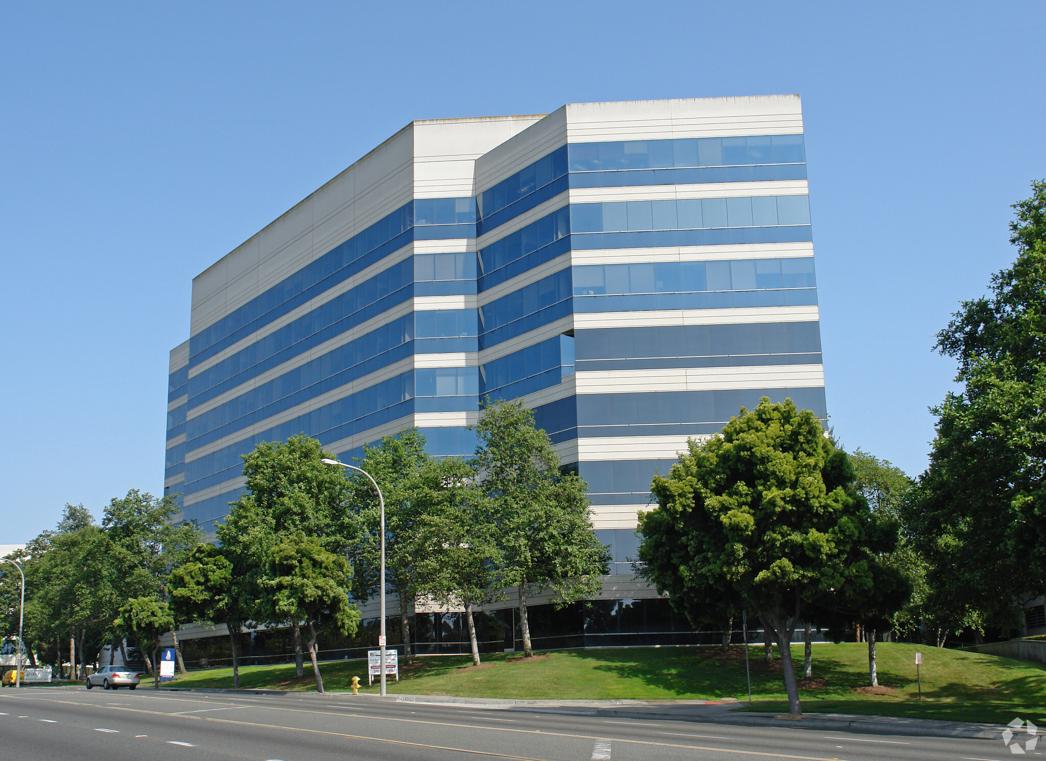 400 Corporate Pointe, Culver City, CA à louer Photo du bâtiment- Image 1 de 5