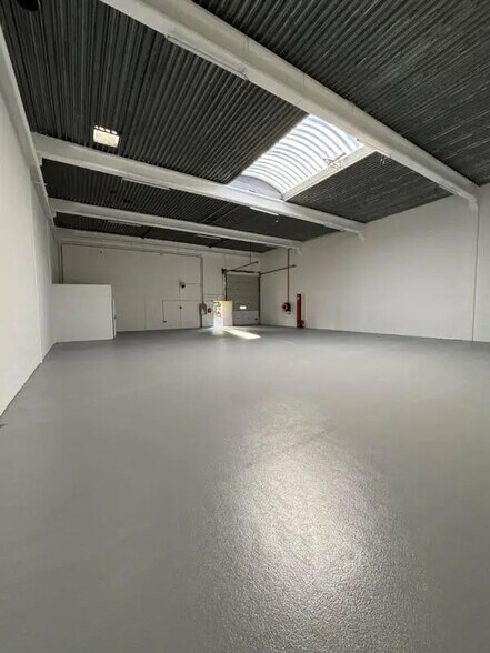 Flex in Éragny for lease - Interior Photo - Image 3 of 6
