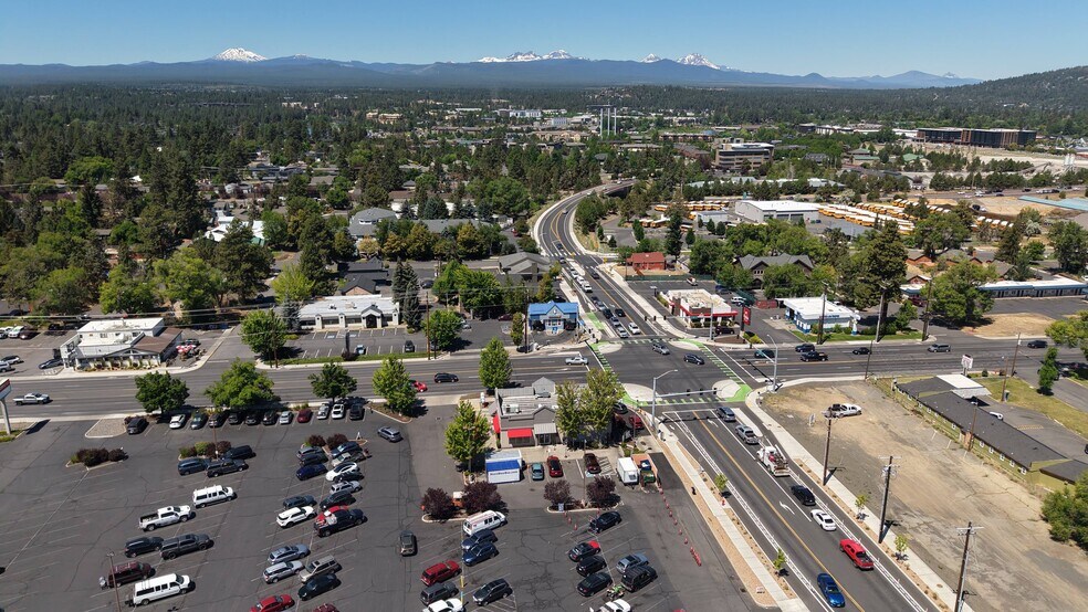 612 SE 3rd St, Bend, OR à vendre - Photo du bâtiment - Image 3 de 13