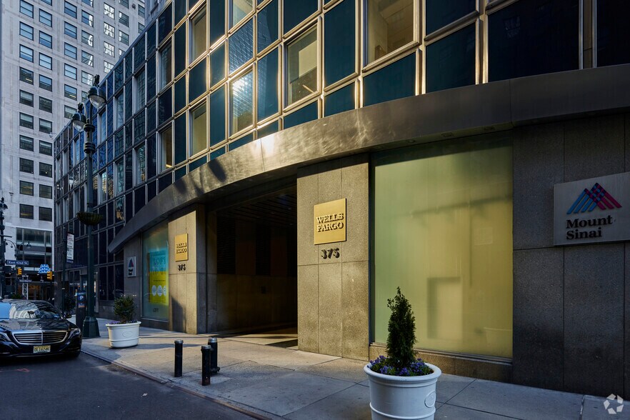 150 E 42nd St, New York, NY à louer - Photo du bâtiment - Image 2 de 23