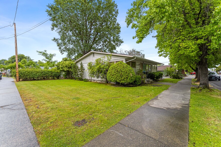 515 NE 8th St, Grants Pass, OR for sale - Building Photo - Image 2 of 19