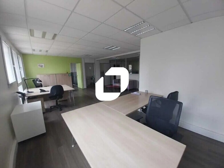 Office in Saint-Germain-en-Laye for lease - Interior Photo - Image 2 of 8