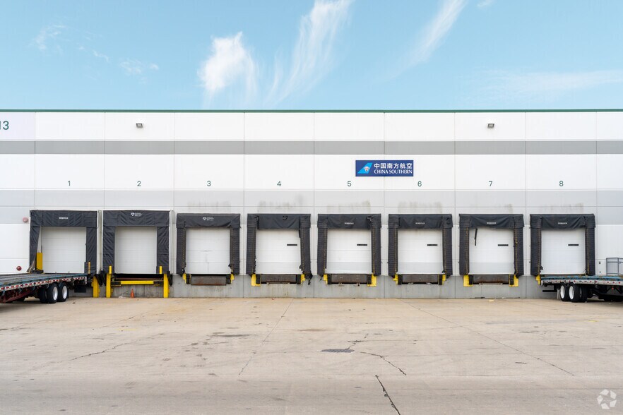 513 Express Center Dr, Chicago, IL à louer - Photo du bâtiment - Image 3 de 5