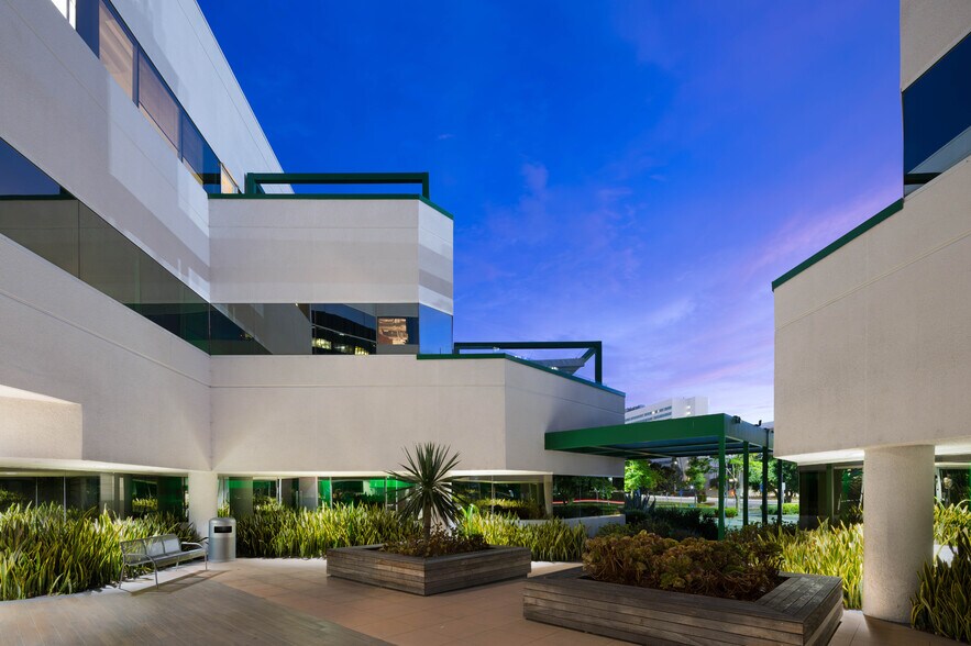17900 Von Karman Ave, Irvine, CA à vendre - Photo du bâtiment - Image 1 de 19