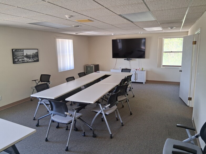 875 Hopkins Rd, Buffalo, NY for lease - Building Photo - Image 3 of 7