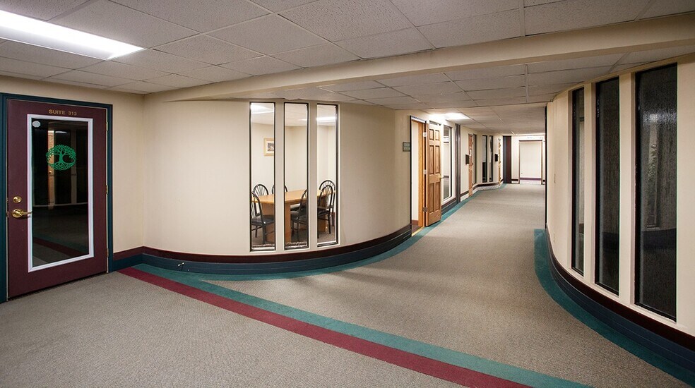 302 E Howard St, Hibbing, MN à louer - Photo intérieure - Image 3 de 10