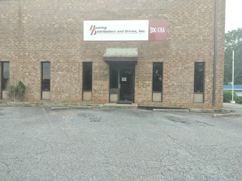 1653 1st Ave SW, Hickory, NC for lease - Primary Photo - Image 1 of 8