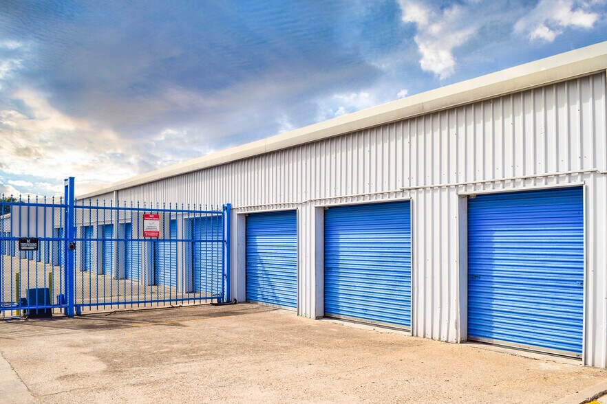 13001 Veterans Memorial Dr, Houston, TX à louer - Photo du bâtiment - Image 2 de 4