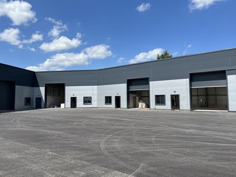 8 Drummond Rd, Stafford à louer - Photo du bâtiment - Image 1 de 18