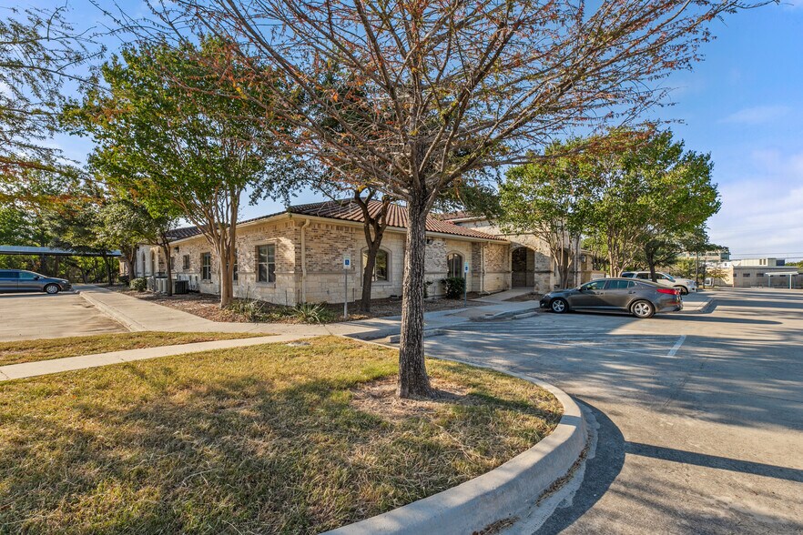 9502 Huebner Rd, San Antonio, TX à louer - Photo du bâtiment - Image 2 de 7