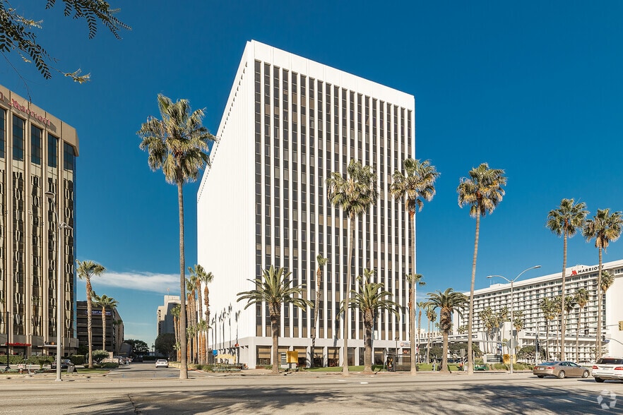 5901 W Century Blvd, Los Angeles, CA à louer - Photo du bâtiment - Image 1 de 7