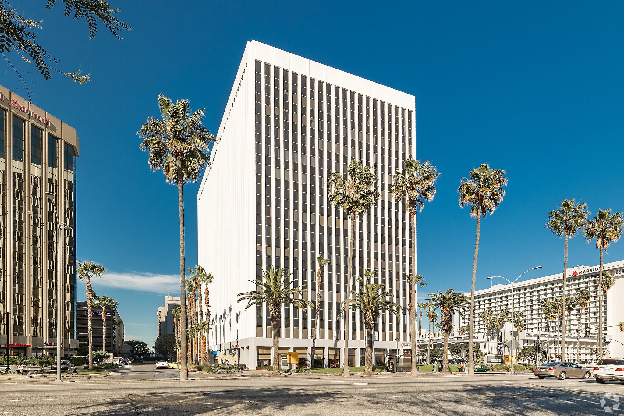 5901 W Century Blvd, Los Angeles, CA à louer Photo du bâtiment- Image 1 de 9