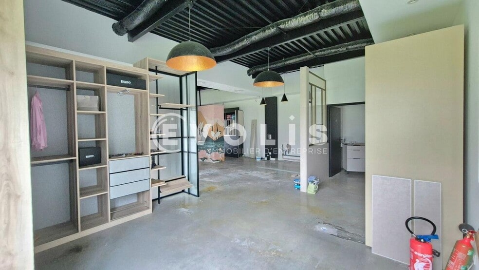 Retail in Serris for lease - Interior Photo - Image 3 of 5