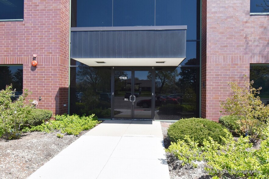1749 S Naperville Rd, Wheaton, IL à louer - Photo du bâtiment - Image 3 de 12