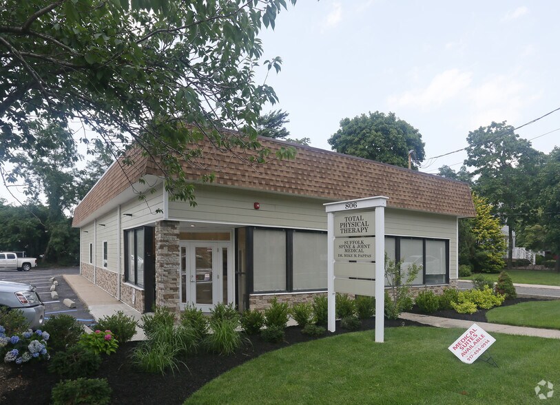 806 E Main St, Riverhead, NY à louer - Photo du bâtiment - Image 3 de 9