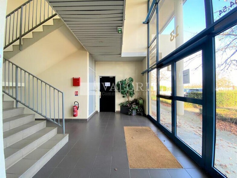 Bureau dans Bron à louer - Hall d’entrée - Image 2 de 2