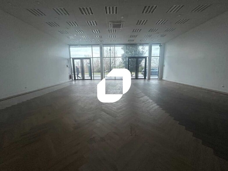 Retail in Chambourcy for lease - Interior Photo - Image 2 of 2