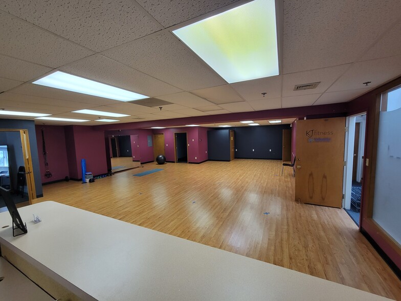 1565 Main St, Tewksbury, MA for sale - Interior Photo - Image 2 of 35