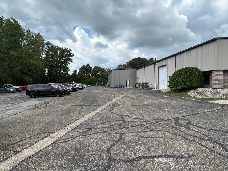 2921 Lavanture Pl, Elkhart, IN for lease - Building Photo - Image 2 of 5