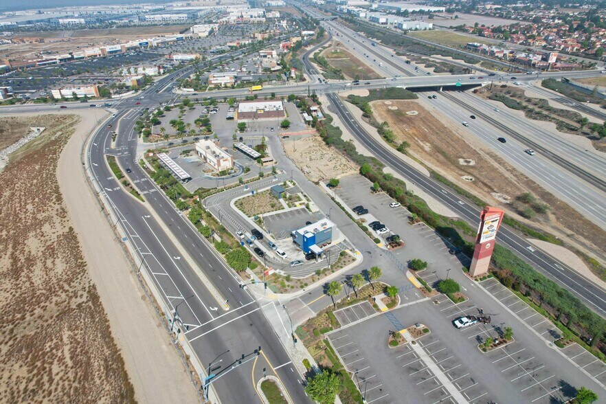 1020 Renaissance Pky, Rialto, CA à vendre - Photo du bâtiment - Image 2 de 22