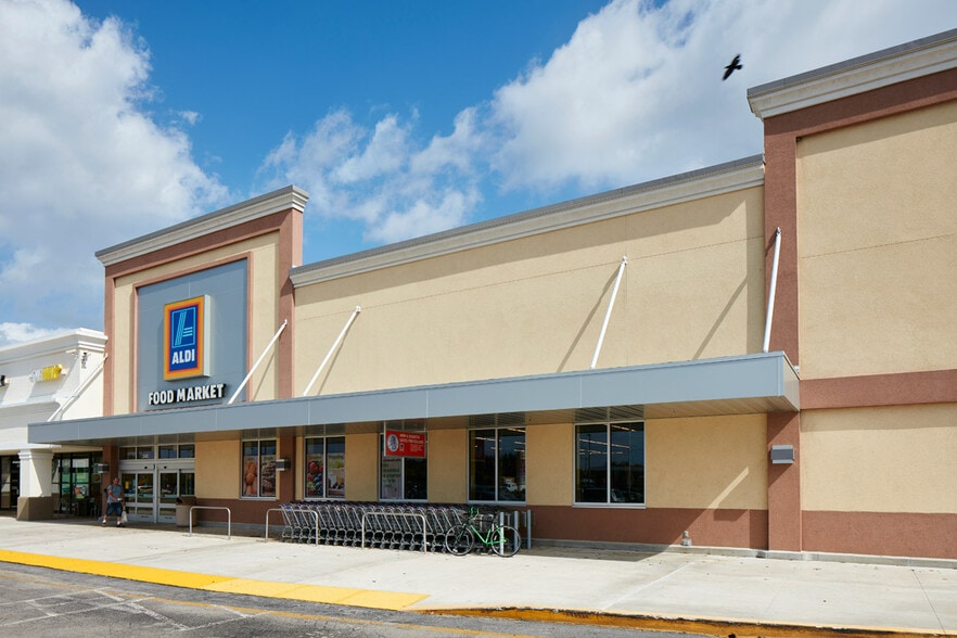 2421-2627 Okeechobee Blvd, West Palm Beach, FL à louer - Photo du bâtiment - Image 2 de 12